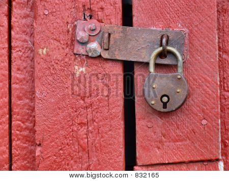 Lucchetto sulla vecchia porta in legno rosso