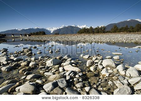 Fox Glacier återspeglas i floden Fox