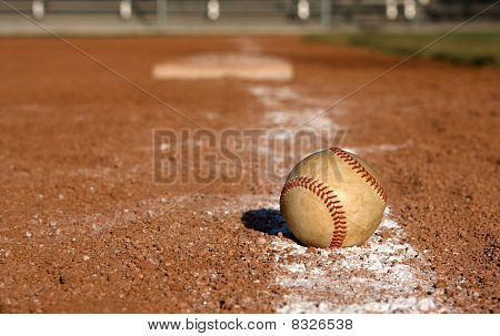 Baseball på krita rad nära tredje bas