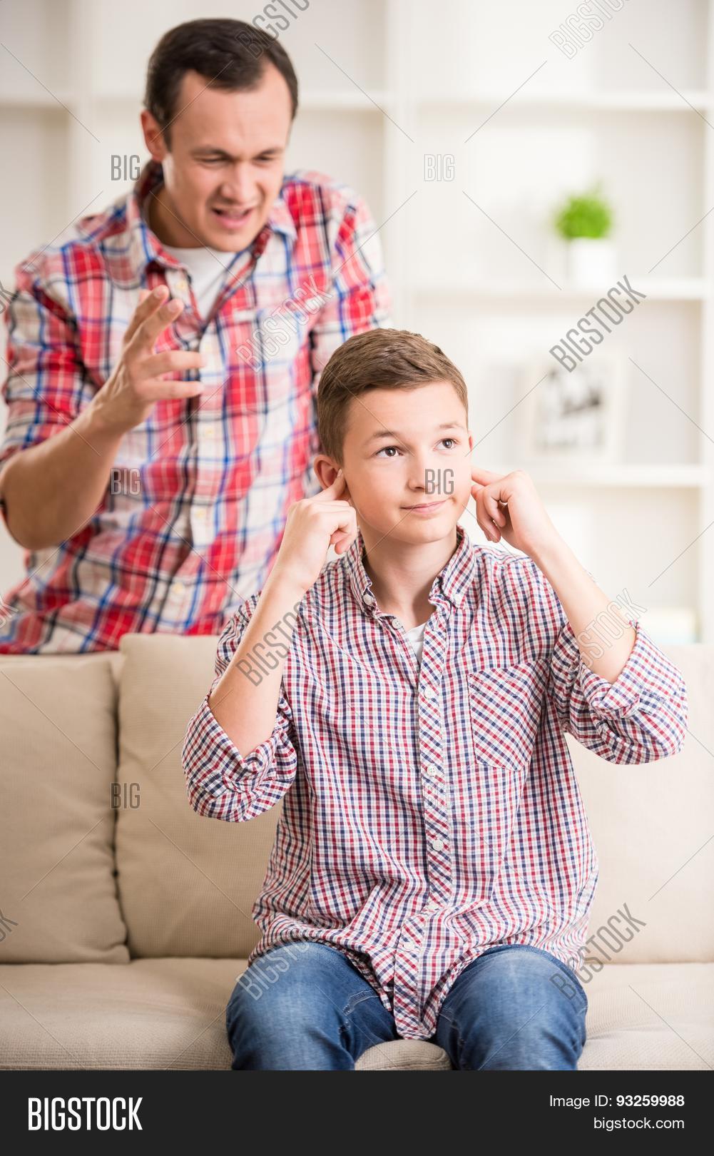 Отчим в семье. Второй ребенок в семье. Отец сын расстроен. Детям о папе. Отчим и сын.