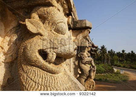 Entrada del templo de piedra, ruinas de Hampi.