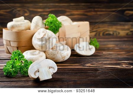 ?hampignons With Parsley In A Basket