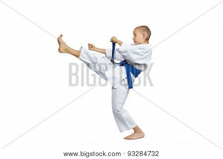 An athlete with a blue belt is beating blow mae-geri