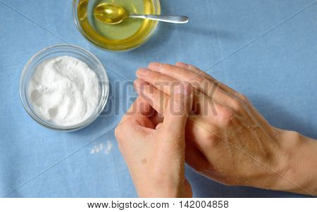 Cleening skin with baking soda and honey