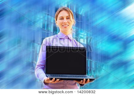 Mevsimlik arka plan üstünde laptop ile mutluluk iş kadın