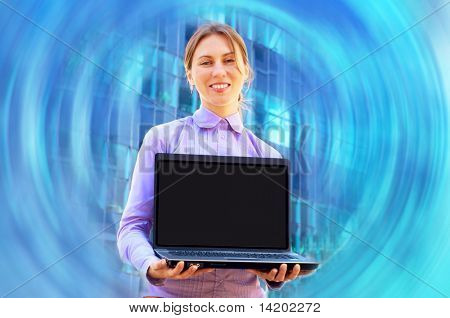 Mevsimlik arka plan üstünde laptop ile mutluluk iş kadın