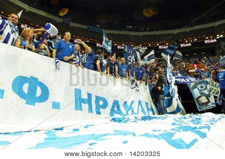 Praga, Repubblica Ceca - 5 aprile: I sostenitori del team Iraklis guardare la partita di pallavolo di finale quattro CE