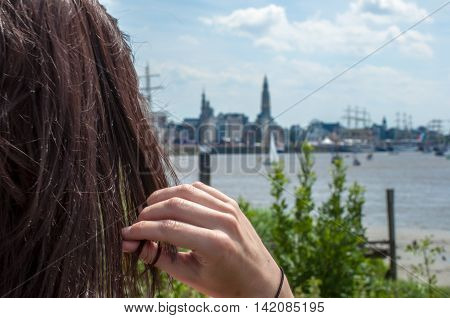 girl seeing over the skyline of antwerp