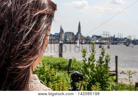 girl seeing over the skyline of antwerp