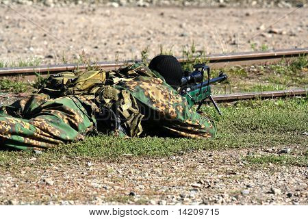 Mann des Militärs in einem Hinterhalt bis