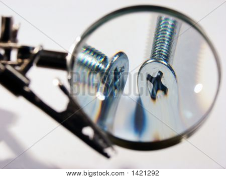 Dwie śruby pod Magnifier.Checking jakości.
