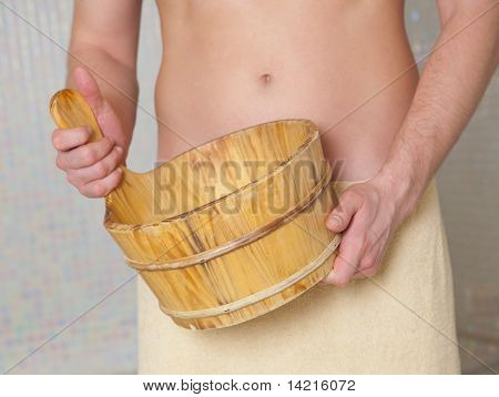 Hombre que sostiene el barril de madera