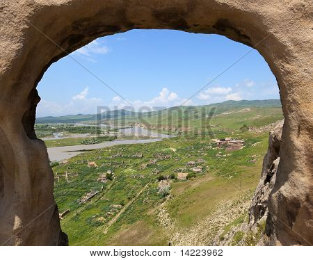 Rovine del villaggio vicino a Uplistsikhe 3.000 anni vecchia grotta città georgiana. Georgia.