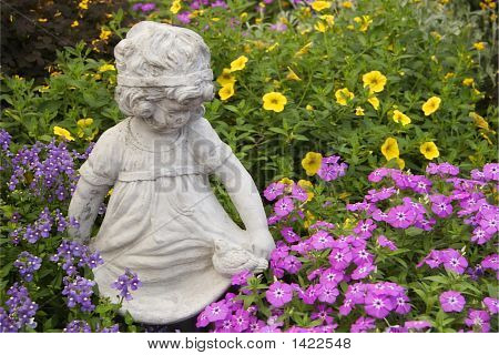 Menina estatuária