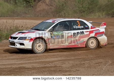 Rostov, Rússia - 05 de setembro: Uriy Volkov dirige carros de Subaru Impreza durante Rostov Velikiy Rússia