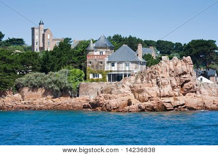 Casas no litoral da Ile De Brehat, Bretanha, França
