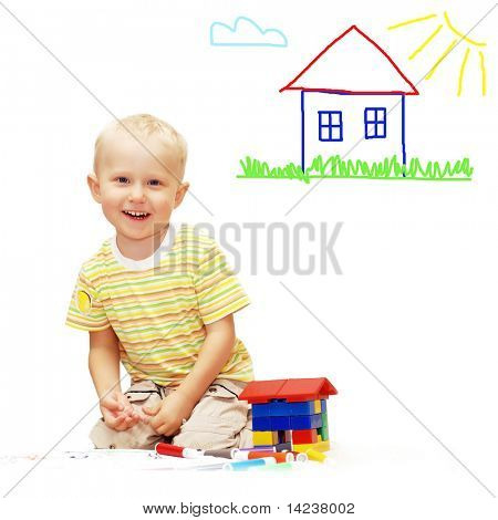 Garçon jeune sourit de bonheur