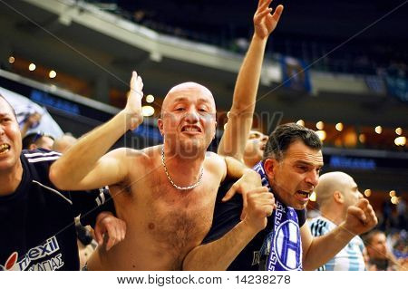 Praga, Repubblica Ceca - 5 aprile: I sostenitori del team Iraklis guardare la partita di pallavolo di finale quattro CE
