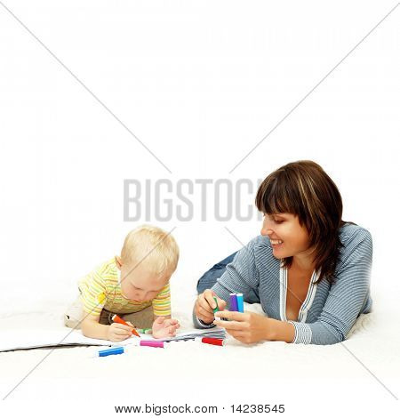Enfant du bonheur avec de la peinture de parents
