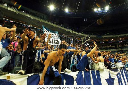 Praga, Repubblica Ceca - 5 aprile: I sostenitori del team Iraklis guardare la partita di pallavolo di finale quattro CE