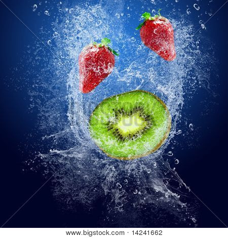 Gotas de agua alrededor de frutas en fondo azul
