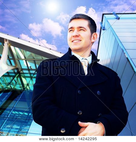 Homme d'affaires de bonheur sur le fond d'architecture d'entreprise