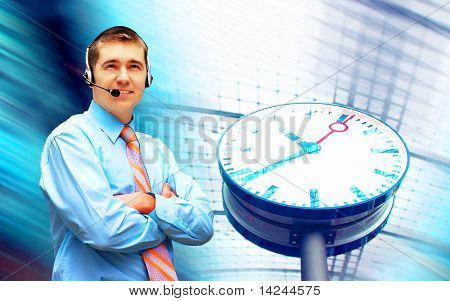Homme d'affaires de bonheur en headphoness sur le fond d'architecture d'entreprise