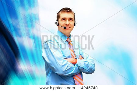 Homme d'affaires de bonheur en headphoness sur le fond d'architecture d'entreprise