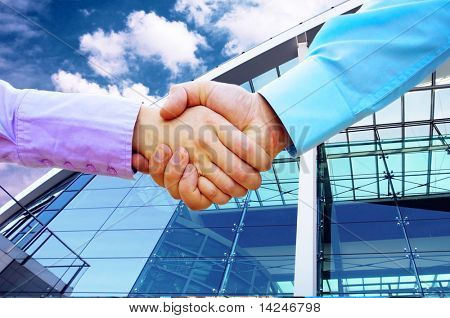 Händeschütteln von zwei Geschäftsleuten