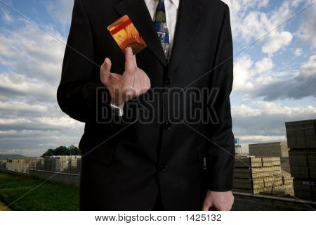 Hombre de negocios con tarjeta de crédito
