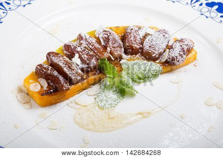 Baked pumpkin with figs and almond nuts