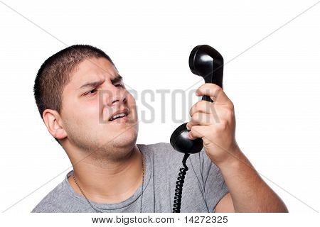 Mann schreiend in das Telefon