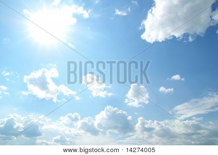 Blauer Himmel mit Wolken und Sonne