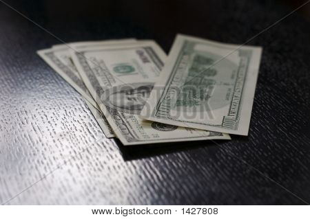 Dolarů na stůl