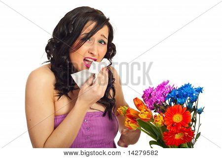 Mujer joven con alergia