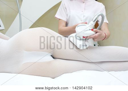woman is in the process at the clinic lipomassage