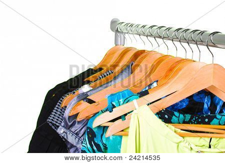 เสื้อผ้าต่าง ๆ บนไม้ hangers บนพื้นหลังสีเขียว