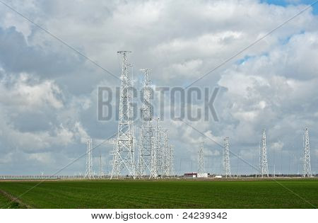 Antény pod zamračená obloha