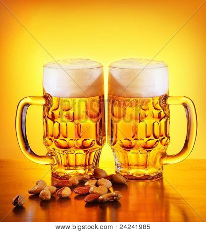 Bier und Nüsse