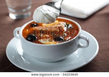 Soljanka, Russische Suppe mit Lachs, Oliven und Sauerrahm