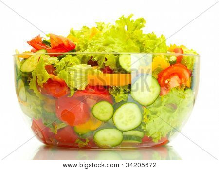 Frischer Gemüsesalat in transparenten Schüssel, isolated on white