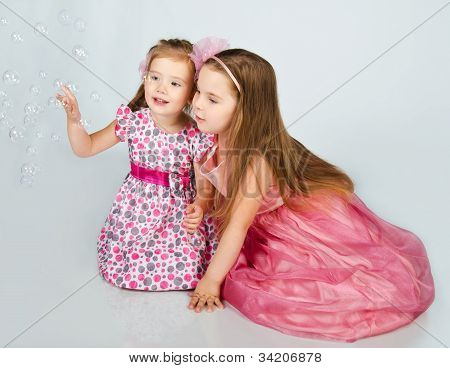 สองน่ารักสาวน้อยมอง ฟองสบู่