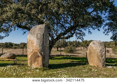 Vale Maria Do Meio Cromlech
Megalithic Stone Circle Located Near Evora In Portugal.
Chronology: Iv-i