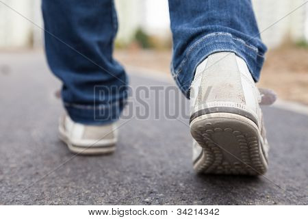 Chodzenie w buty sportowe na bruk w parku