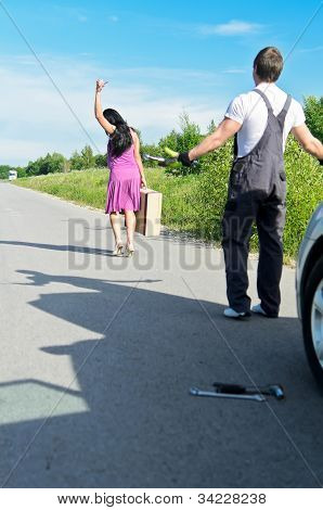 Wonam verlÃ¤sst Mechaniker allein in der NÃ¤he der defekte Wagen.