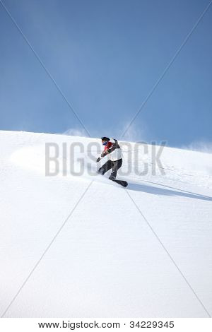 Snowboarder scivolando giù per un pendio