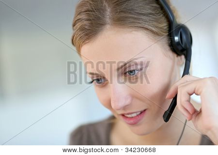 Nahaufnahme der schönen blonden Teleagenten