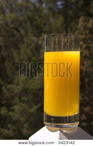 Čerstvé Squeesed Orange Juice ve sklenici se koupali v sluníčko a chystá nápoj