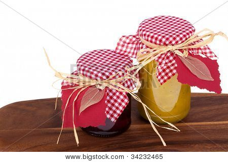 Házi chutney ajándékok. A fából készült asztal fehér háttér