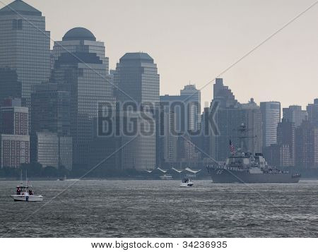 호보켄, 뉴저지-5 월 23 일: USS 곤잘레스 (DDG 66) 세계 무역 센터 맨하탄 두 리에서 과거가